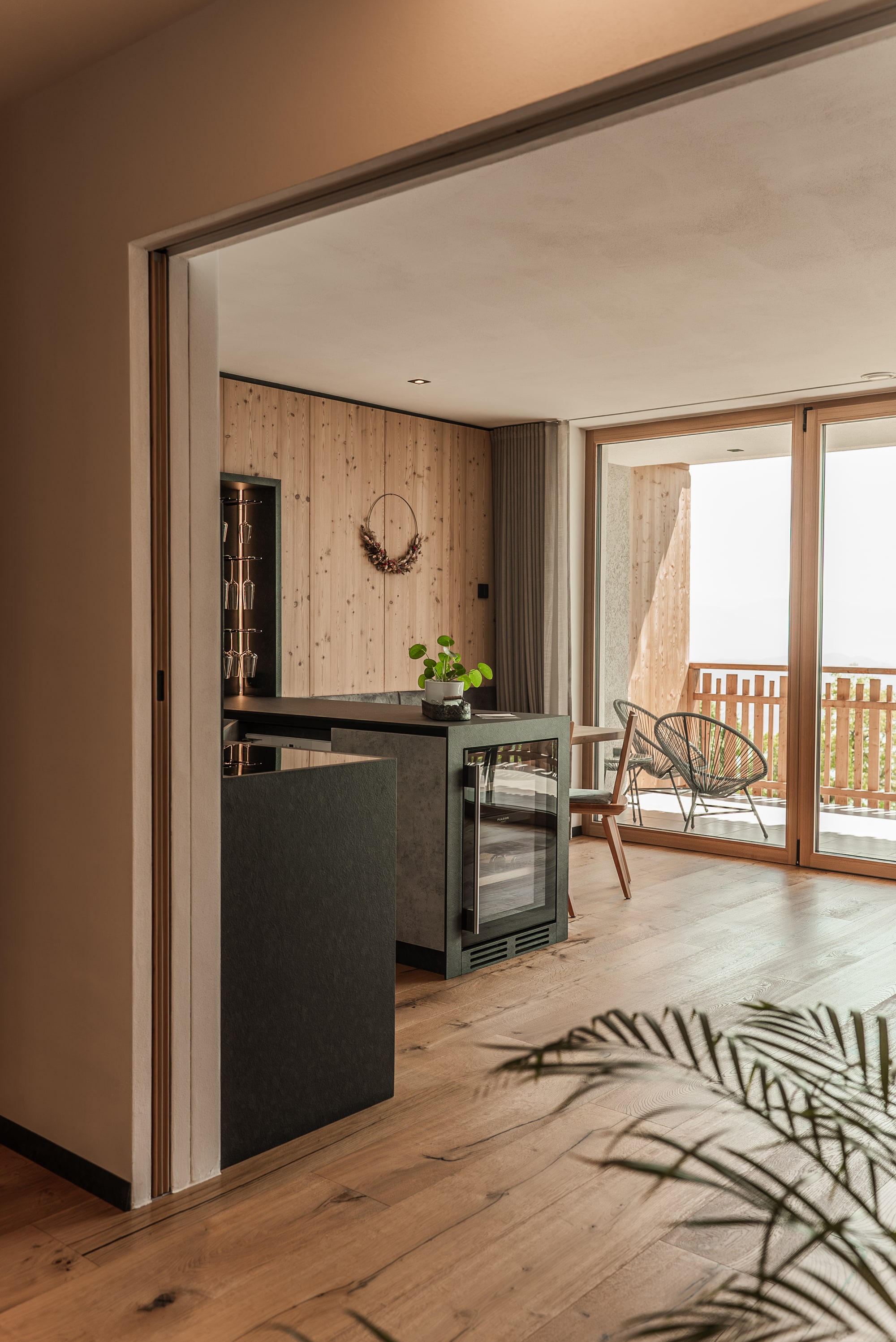 Hochwertiger Lodge-Innenraum aus Holz mit privatem Balkon