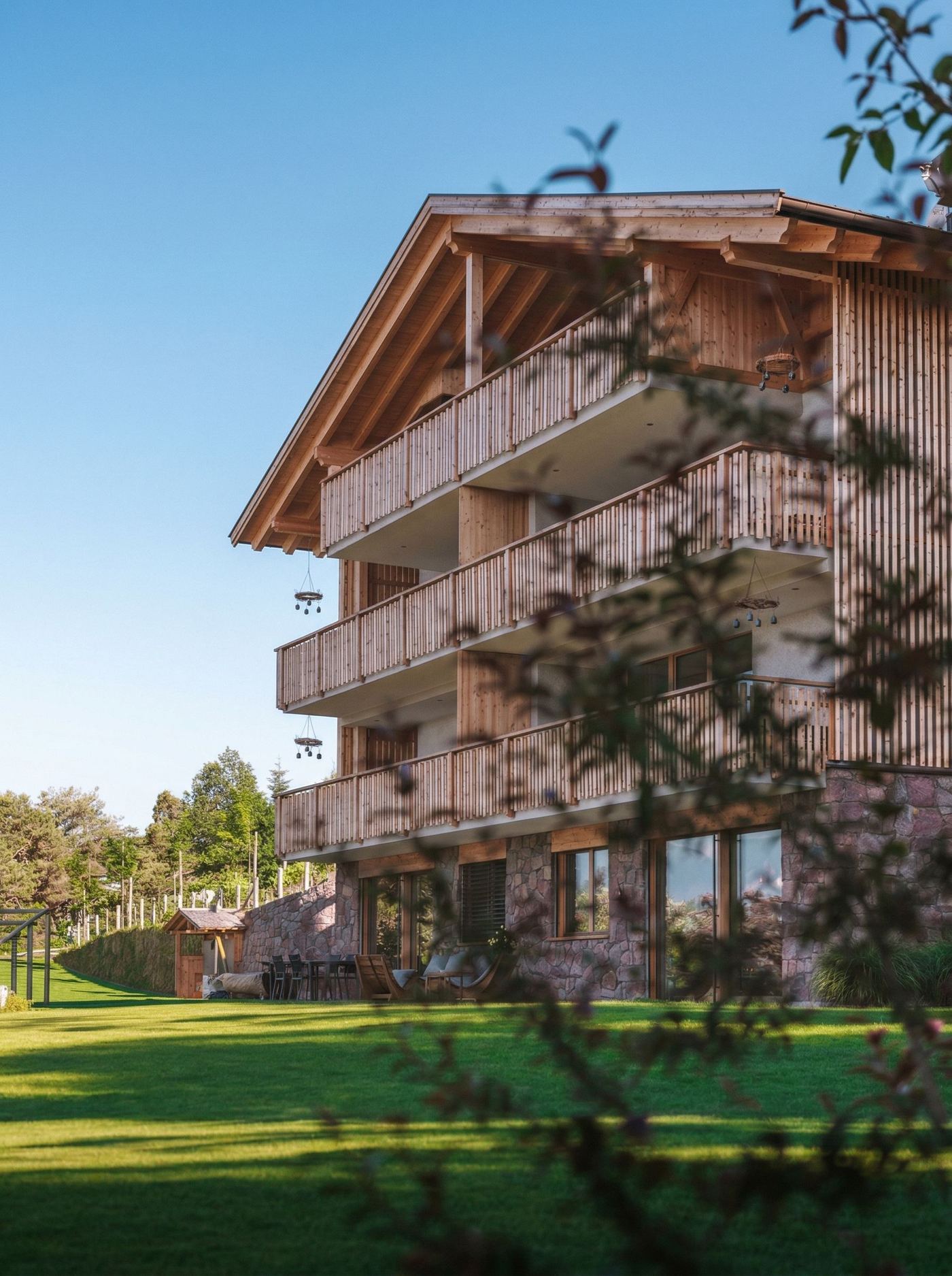 Lodge umgeben von Wiesen und Apfelbäumen
