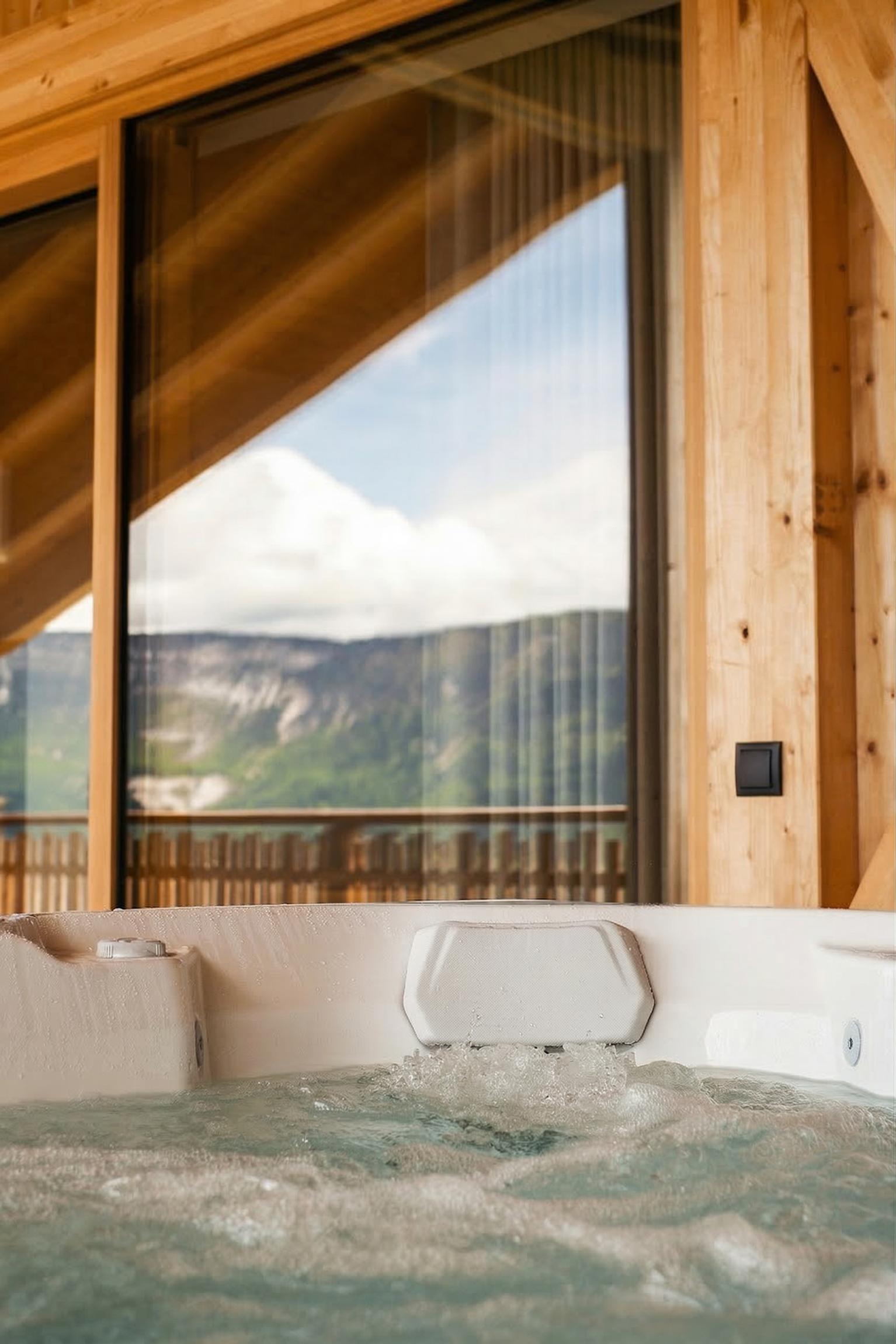Outdoor-Jacuzzi mit Bergblick auf das Etschtal