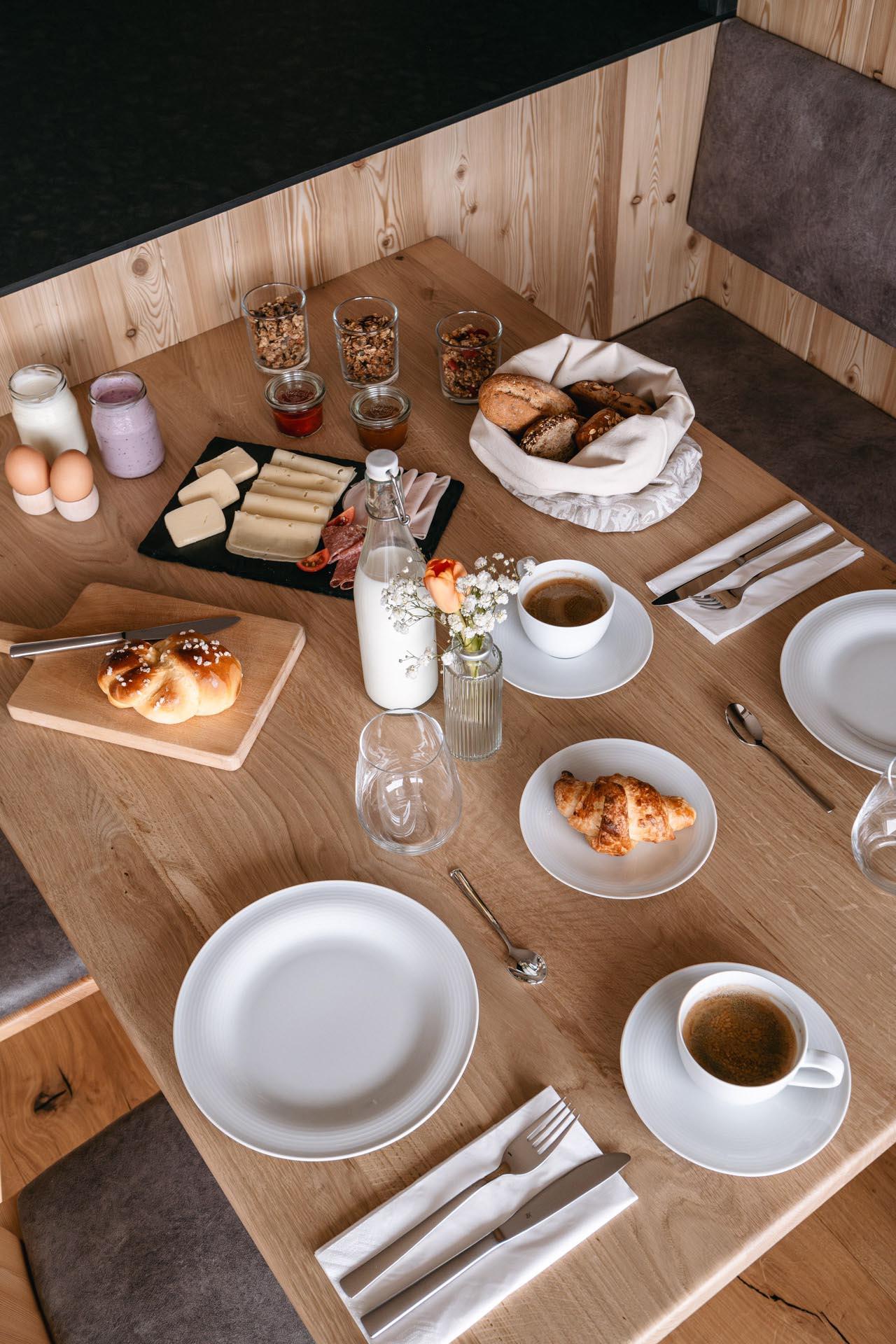 Frühstück in einer Kohlbrenner Lodge mit Brot, Aufstrichen und regionalen Produkten