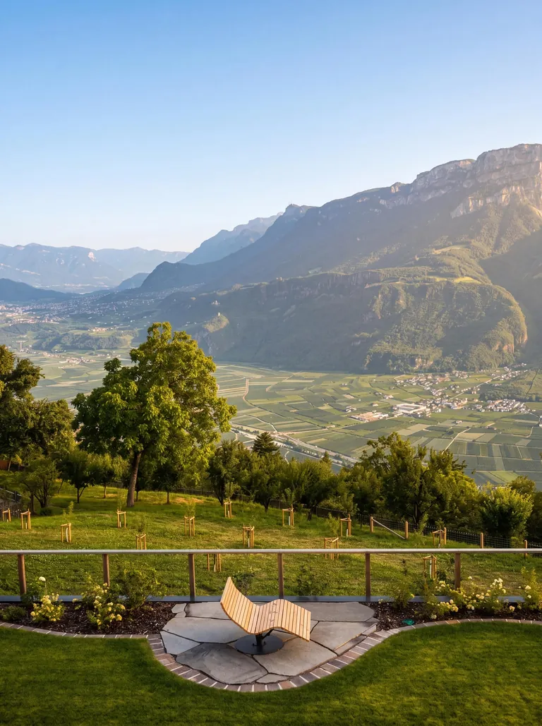 Außenansicht einer Kohlbrenner Lodge in der Abendstimmung mit Blick auf das Etschtal