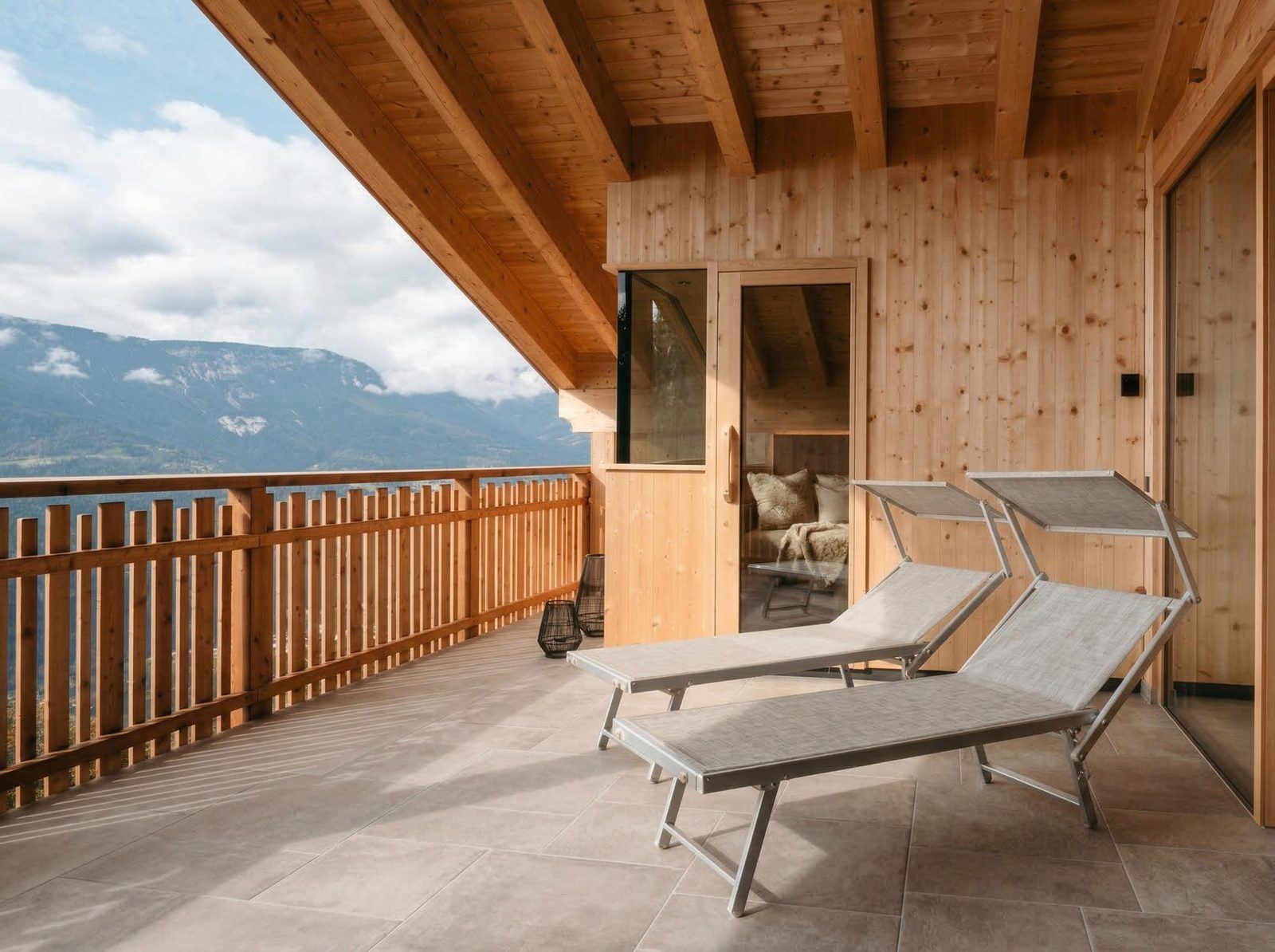 Panoramablick von der Lodge-Terrasse über das Etschtal
